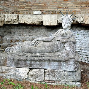 Остия Антика: Statue of a reclining Attis at the Shrine of Attis 1; предмет материальной культуры или музейная находка, связанный с памятником, римский период или локальный археологический контекст.