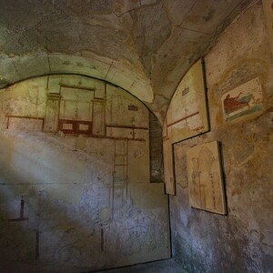 Остия Антика: Ostia Antica - House of the Painted Vaults - room 5 - west and south wall - 2; археологический вид, находка или музейный контекст, связанный с памятником, римский период или локальный археологический контекст.