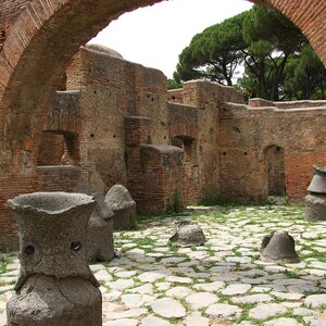 Остия Антика: Ostia antica-14; археологический вид, находка или музейный контекст, связанный с памятником, римский период или локальный археологический контекст.