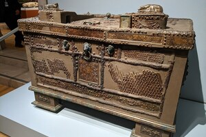 Оплонтис: Arca (strongbox) with applied decoration; археологический вид, находка или музейный контекст, связанный с памятником, римский период или локальный археологический контекст.