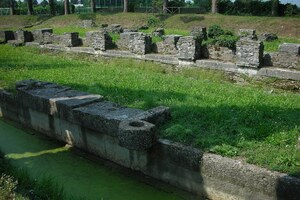 Аквилея: Aquilea quai; археологический вид, находка или музейный контекст, связанный с памятником, римский период или локальный археологический контекст.