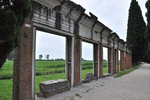 Аквилея: Aquileia.The ruins of the port; археологический вид, находка или музейный контекст, связанный с памятником, римский период или локальный археологический контекст.