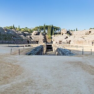 Italica: Anfiteatro de las ruinas romanas de Itálica, Santiponce, Sevilla, España, 2015-12-06, D...; archaeological view, find or museum context connected with the site, Roman period or local archaeological context.