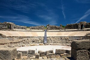 Баэло-Клаудия: Baelo Claudia roman theatre - panoramio; археологический вид, находка или музейный контекст, связанный с памятником, римский период или локальный археологический контекст.
