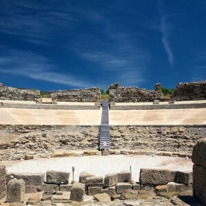 Баэло-Клаудия: Baelo Claudia roman theatre - panoramio; археологический вид, находка или музейный контекст, связанный с памятником, римский период или локальный археологический контекст.