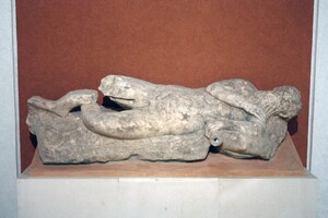 Баэло-Клаудия: Museo de Cádiz-Estatua funeraria (Baelo Claudia-1)-20110913; археологический вид, находка или музейный контекст, связанный с памятником, римский период или локальный археологический контекст.