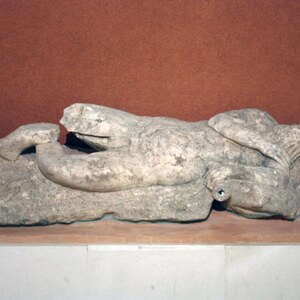 Баэло-Клаудия: Museo de Cádiz-Estatua funeraria (Baelo Claudia-1)-20110913; археологический вид, находка или музейный контекст, связанный с памятником, римский период или локальный археологический контекст.