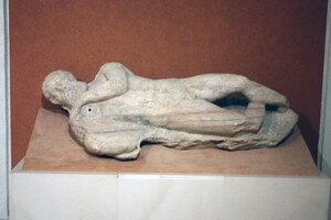 Баэло-Клаудия: Museo de Cádiz-Estatua funeraria (Baelo Claudia-2)-20110913; археологический вид, находка или музейный контекст, связанный с памятником, римский период или локальный археологический контекст.