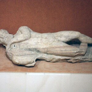 Баэло-Клаудия: Museo de Cádiz-Estatua funeraria (Baelo Claudia-2)-20110913; археологический вид, находка или музейный контекст, связанный с памятником, римский период или локальный археологический контекст.