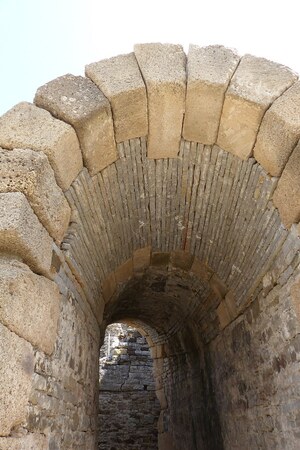 Баэло-Клаудия: Teatro romano de Baelo Claudia, Cádiz, España, 2016 06; археологический вид, находка или музейный контекст, связанный с памятником, римский период или локальный археологический контекст.