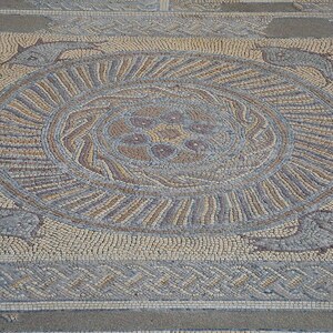 Конимбрига: Mosaic floor in the House of the Fountains with fish, Conimbriga, Lusitania, Portugal; предмет материальной культуры или музейная находка, связанный с памятником, римский период или локальный археологический контекст.