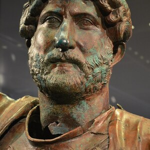 Пещера писем: Bronze statue of Hadrian, found at the Camp of the Sixth Roman Legion in Tel Shalem, 11...; предмет материальной культуры или музейная находка, связанный с памятником, римский период или локальный археологический контекст.