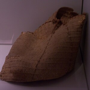 Пещера писем: Palm Frond Basket; археологический вид, находка или музейный контекст, связанный с памятником, римский период или локальный археологический контекст.