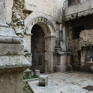 Пещера писем: Old Gate beneath Damascus Gate; археологический вид, находка или музейный контекст, связанный с памятником, римский период или локальный археологический контекст.