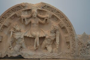 Афродисиада: Relief depicting the birth of Aphrodite (Aphrodite Anadyomene), Aphrodisias Museum, Turkey; предмет материальной культуры или музейная находка, связанный с памятником, римский период или локальный археологический контекст.
