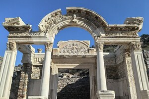 Эфес: Temple of Hadrian at Ephesus; археологический вид, находка или музейный контекст, связанный с памятником, римский период или локальный археологический контекст.