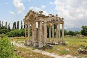 Афродисиада: Aphrodisias - Tetrapylon 04; археологический вид, находка или музейный контекст, связанный с памятником, римский период или локальный археологический контекст.