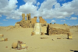 Каранис: KaranisNorthTempleEntrance; археологический вид, находка или музейный контекст, связанный с памятником, римский период или локальный археологический контекст.