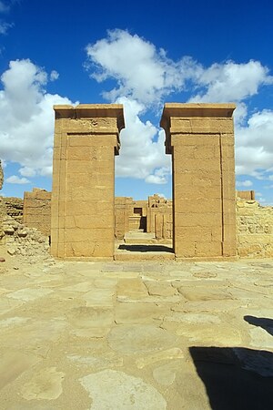 Каранис: KaranisNorthTempleEntrance2; археологический вид, находка или музейный контекст, связанный с памятником, римский период или локальный археологический контекст.