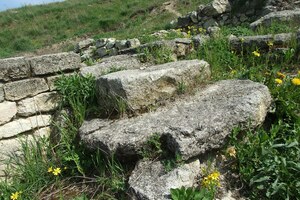 Римские находки в Крыму: Crimea Kerch Pantikapey archeological site-07; археологический вид, находка или музейный контекст, связанный с памятником, римский период или локальный археологический контекст.