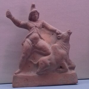 Римские находки в Крыму: Tauroctonous Mithras-Attis from Kerch; археологический вид, находка или музейный контекст, связанный с памятником, римский период или локальный археологический контекст.