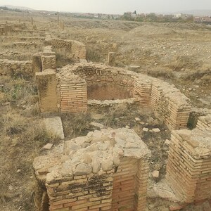 Тимгад / Thamugadi: Timgad- A Roman Colonial City and UNESCO World Heritage Site in the Aurès Mountains 220; археологический вид, находка или музейный контекст, связанный с памятником, римский период или локальный археологический контекст.