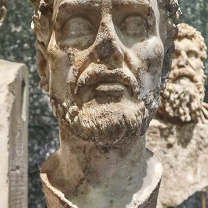 Sculpture of a kosmetes, 2nd cent. A.D. National Archaeological Museum of Athens (27 March 2018). Экспонат из собрания: Национальный археологический музей Афин.