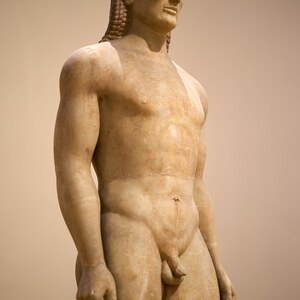 Kouros statue of Kroisos (National Archaeological Museum of Athens, 1-31-2023). Экспонат из собрания: Национальный археологический музей Афин.