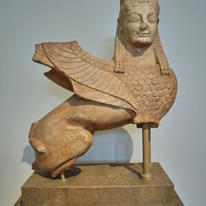 Statue of a Sphinx (6th cent. B.C.) in the National Archaeological Museum of Athens (2) on 3 April 2018. Экспонат из собрания: Национальный археологический музей Афин.