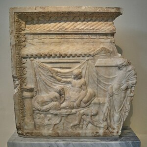 Relief of Dionysus visiting a victorious poet. (1st cent. A.D.) at the National Archaeological Museum of Athens on 27 March 2018. Экспонат из собрания: Национальный археологический музей Афин.