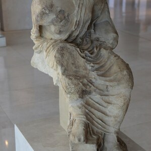 Athens Acropolis Museum Marble Statue (27825895773). Экспонат из собрания: Музей Акрополя.
