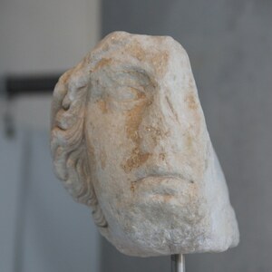 Athens Acropolis Museum Marble Statue Fragment of Head of Athena (27825744534). Экспонат из собрания: Музей Акрополя.