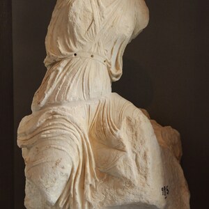 Athens Acropolis Museum Marble Statue (27825434103). Экспонат из собрания: Музей Акрополя.