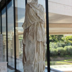 Athens Acropolis Museum Marble Statue (27825682894). Экспонат из собрания: Музей Акрополя.