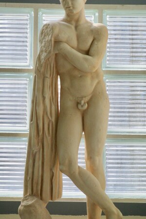 A statue of a man at Archaeological Museum (Thessaloniki). Экспонат из собрания: Археологический музей Салоник.