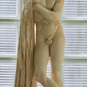 A statue of a man at Archaeological Museum (Thessaloniki). Экспонат из собрания: Археологический музей Салоник.