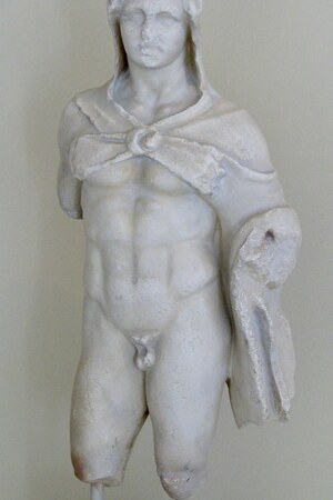 A statue of a man at Archaeological Museum (Thessaloniki)-2. Экспонат из собрания: Археологический музей Салоник.
