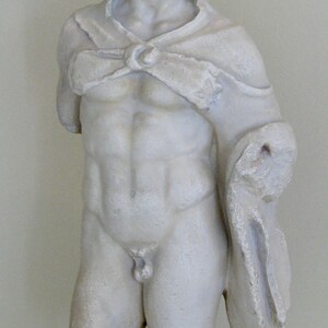 A statue of a man at Archaeological Museum (Thessaloniki)-2. Экспонат из собрания: Археологический музей Салоник.