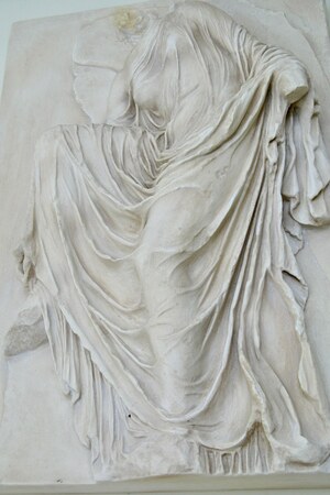 A relief of Nike Fixing Her Sandal at Archaeological Museum (Thessaloniki). Экспонат из собрания: Археологический музей Салоник.