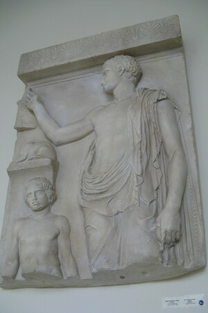 Relief in the Archaeological Museum (Thessaloniki). Экспонат из собрания: Археологический музей Салоник.