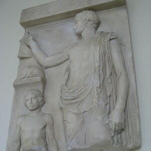 Relief in the Archaeological Museum (Thessaloniki). Экспонат из собрания: Археологический музей Салоник.