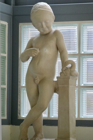 A statue of a boy at Archaeological Museum (Thessaloniki). Экспонат из собрания: Археологический музей Салоник.