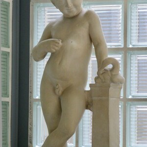 A statue of a boy at Archaeological Museum (Thessaloniki). Экспонат из собрания: Археологический музей Салоник.