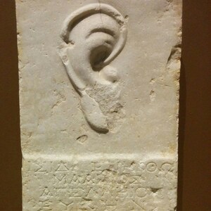 Hellenistic 1st century B.C. stone slab with an ear relief dedicated to Serapis and Isis, Archaeological Museum of Thessaloniki. Экспонат из собрания: Археологический музей Салоник.