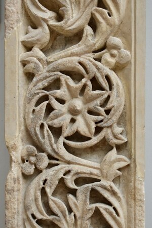 Pergamonmuseum and Antikensammlung Berlin: Relief with rinceaux, probably part of a pilaster, in the Traianeum Hall of the Pergamon Museum (02).