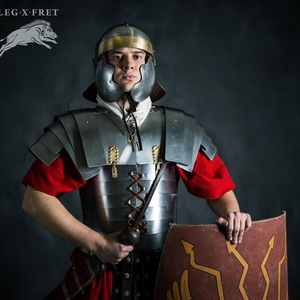 Legionary wearing lorica segmentata Kalkierse