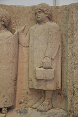 Funerary relief found in Neumagen near Trier, a teacher with three discipuli, around 180-185 AD, Rheinisches Landesmuseum Trier, Germany (29031806843). Object from the collection: Rheinisches Landesmuseum Trier.