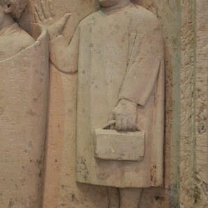 Funerary relief found in Neumagen near Trier, a teacher with three discipuli, around 180-185 AD, Rheinisches Landesmuseum Trier, Germany (29031806843). Экспонат из собрания: Рейнский земельный музей Трира.
