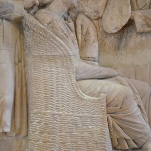 Detail of a funerary relief from Neumagen depicting a woman's hair being dressed by her slaves, circa 220 AD, Rheinisches Landesmuseum Trier, Germany (34626917895). Экспонат из собрания: Рейнский земельный музей Трира.