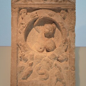 Stone relief depicting the birth of Mithras from the rock surrounded by the signs of the zodiac (CIMRM 985), found at Trier in the Altbachtal in 1928 (Tempelbezirk im Alt. Экспонат из собрания: Рейнский земельный музей Трира.